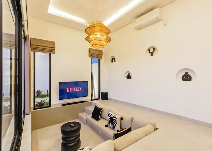 Celestial Brand New Enchanting 2 Bedroom With Aircon Living ヴィラ チャングー